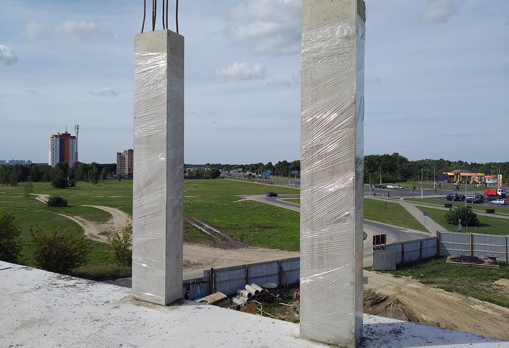 2 бетонные армированные колонны