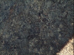 На фото - микроструктура азотированного слоя на стали, nanotechnology.org.ua
