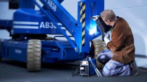 На фото - сварка инвертором Blueweld Prestige 164, smart2tech.ru