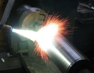 На фото - газо-термическое напыление цинка, pokritiemetalla.ru