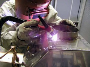 На фото - газовая сварка высолегированной стали, linkstroy.ru
