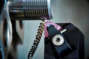 На фото - нарезка наружной резьбы резцом, secotools.com