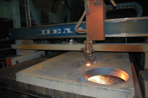 На фото - машинная газовая резка металлов, strofix.ru