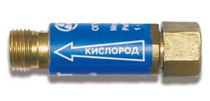 Поджигание резака и нагревание металла фото