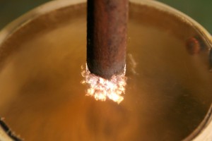 На фото - анодный электролитный нагрев, ru.wikipedia.org
